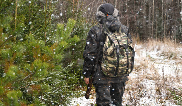 um caçador com uma arma de caça - rifle hunting gun aiming - fotografias e filmes do acervo