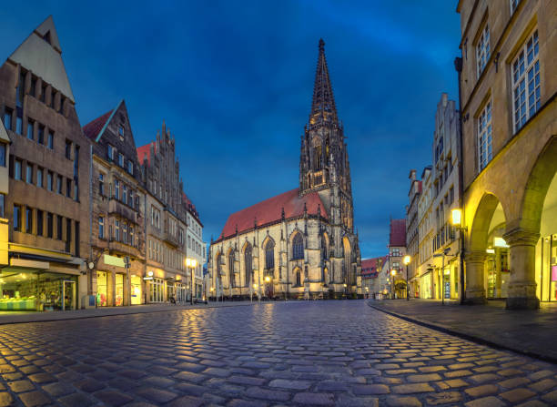 iglesia de san lambert al atardecer en munster, alemania - munster fotografías e imágenes de stock