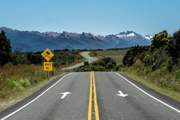 ニュージーランド南島の南アルプスを通るミルフォード・ロード(州道94号線) - te anau ストックフォトと画像