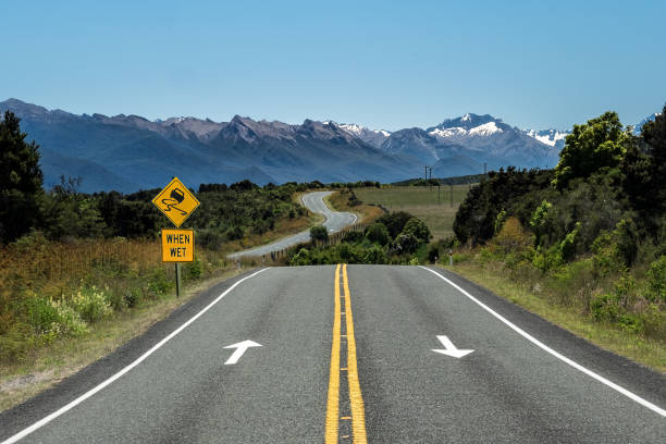 the milford road (state highway 94) making its way through the southern alps on new zealand's south island - te anau imagens e fotografias de stock