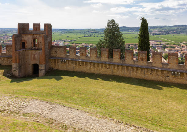 внешняя стена замка соаве - soave стоковые фото и изображения