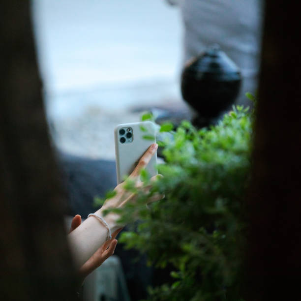 mão da mulher tailandesa segurando celular para selfie - smart phone iphone women mobile phone - fotografias e filmes do acervo