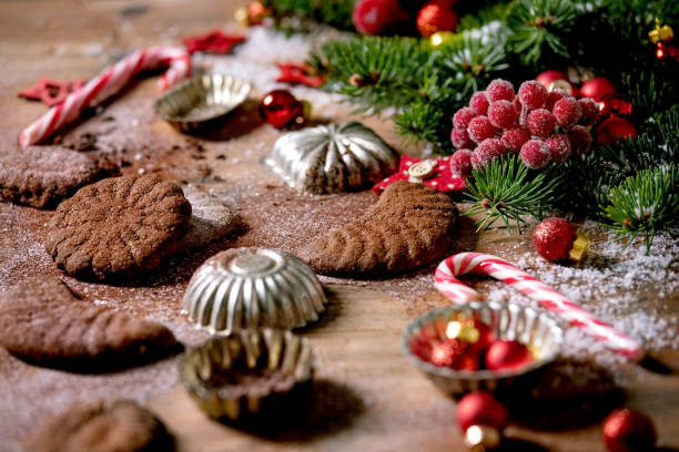 noël shortcrust biscuits croissants de chocolat avec sapin, moules, décorations de noël. - cookie christmas shortbread christmas tree photos et images de collection