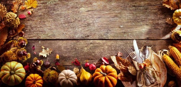 추수 감사절 - 숙성 된 나무 판자에 실버 웨어와 가을 장식 테이블 설정 - chestnut pumpkin leaf autumn 뉴스 사진 이미지