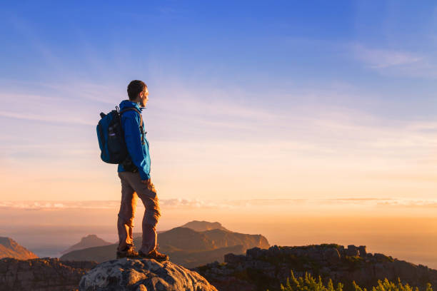 escursionista in cima alla montagna godendo il tramonto - freedom sunset landscape travel foto e immagini stock