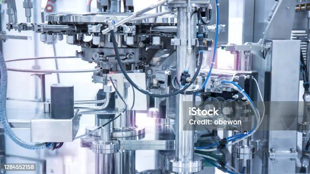 Industriemaschinen In Produktionsanlagen Oder Fabriken Stockfoto und mehr Bilder von Robotik - Ingenieurwesen