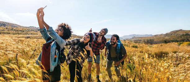 amis prenant le selfie sur le voyage de randonnée - activité de plein air photos et images de collection