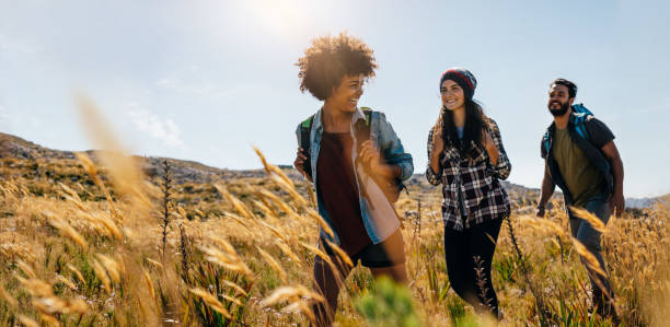 randonnée d’amis dans la campagne - activité de plein air photos et images de collection