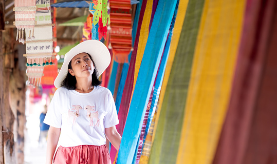 Thai tourists are shopping for fabrics woven from cotton. Which is a local handicraft