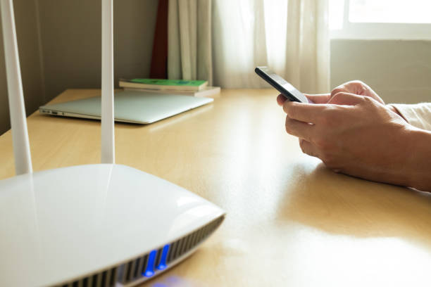 Men hand using smartphone device to connect to wifi network from internet router. Broadband high speed internet network technology for access to many application and services online. los hombres utilizan el dispositivo del teléfono inteligente para conectarse a la red wifi desde el router de internet. tecnología de red de internet de alta velocidad de banda ancha para el acceso a muchas aplicaciones y servicios en línea.
