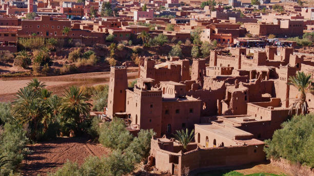 zabytkowy mauretańskie ksar ait benhaddou, wpisane na listę światowego dziedzictwa unesco, z zabytkowymi budynkami loam położonymi w pobliżu ouarzazate, maroko, afryka. - ancient city zdjęcia i obrazy z banku zdjęć