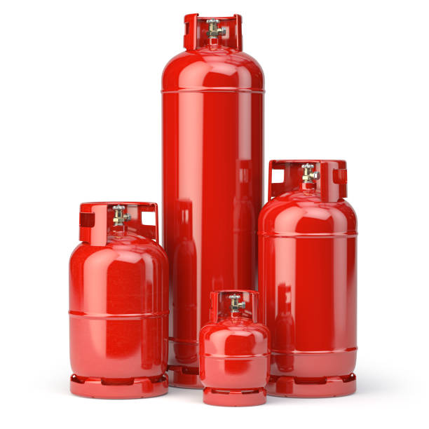 différents types de bouteilles de gaz rouges isolées sur fond blanc. - natural gas cylinder flammable fire photos et images de collection