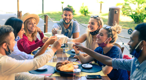 grupa modnych wielorasowych przyjaciół z maską na twarz spaceru na dworcu kolejowym z bagażem - nowa normalna koncepcja podróży - teenager team carefree relaxation zdjęcia i obrazy z banku zdjęć