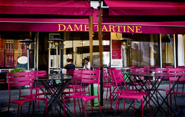 terraza de restaurante parisino - people winter urban scene chair fotografías e imágenes de stock