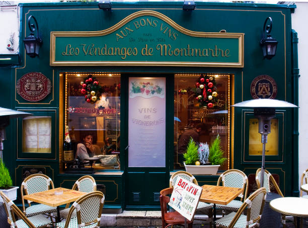 терраса парижского ресторана - people winter urban scene chair стоковые фото и изображения