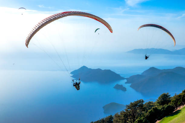 parapendio - skydiving parachuting extreme sports airplane foto e immagini stock