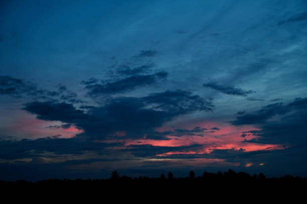 dramatic evening blue sky with clouds sillhoutte - sillhoutte imagens e fotografias de stock