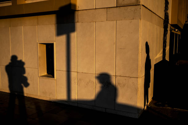 die schatten der menschen auf der straße in der dämmerung - rush hour commuter shadow focus on shadow stock-fotos und bilder