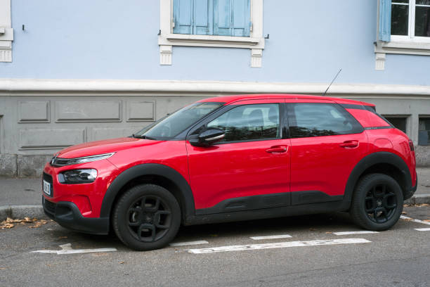 vista de perfil rojo citroen c4 cactus crossover estacionado en la calle - cactus spine fotografías e imágenes de stock