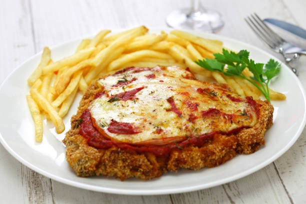 ミラネスサ・ア・ラ・ナポリタナ、アルゼンチンのパンビーフカツレツ - schnitzel cutlet meal french fries ストックフォトと画像