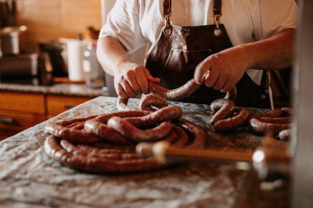 homem preparando suas próprias salsichas caseiras em casa - delicatessen beef meat raw - fotografias e filmes do acervo