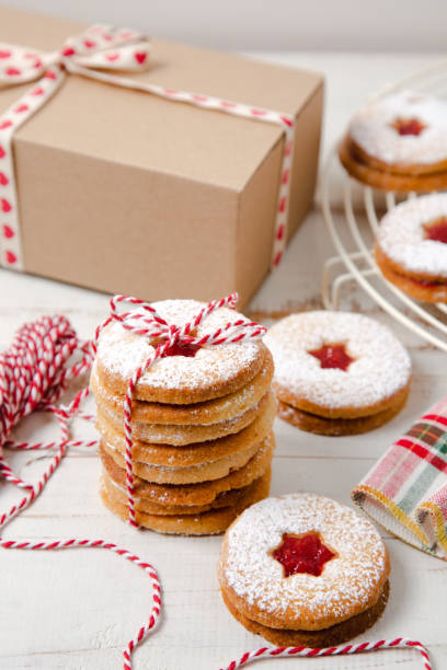 biscotti di natale linzer pronti come regalo - marmalade baked biscuit brown foto e immagini stock