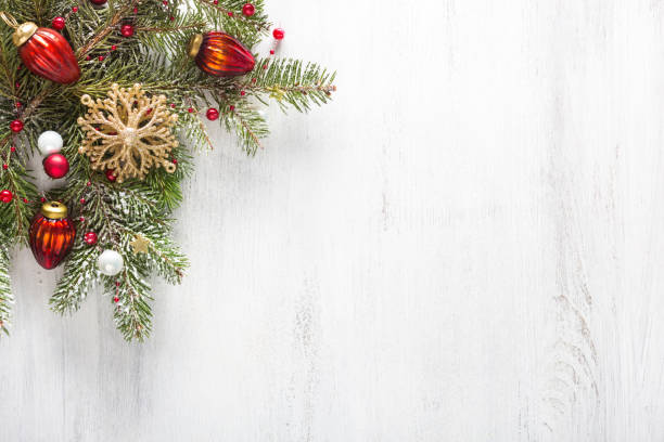 fir oddział z ozdobami świątecznymi na białej odrapanej drewnianej desce z kopiuj miejsca na tekst. płaski lay.  boże narodzenie i nowy rok tło wakacje. - new year wall door decoration zdjęcia i obrazy z banku zdjęć