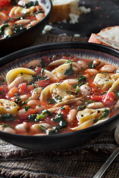 토마토 육수에 시금치와 당근을 곁들인 이탈리아 화이트 빈, 토르텔리니 수프 - tomato sauce tomato spinach soup 뉴스 사진 이미지