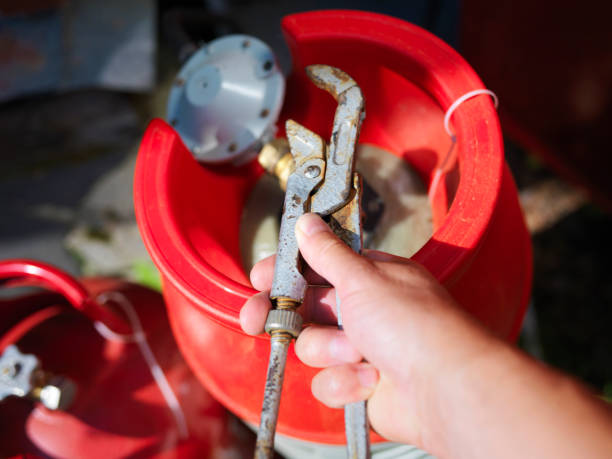 istock tightening a gas bottle cap 1284608602
