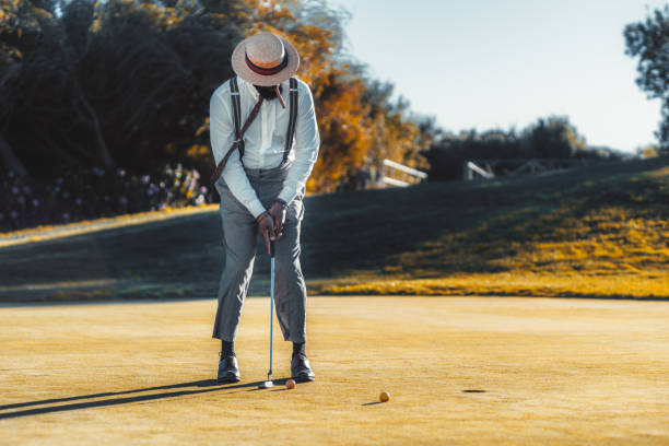 fantazyjny czarny facet gra w golfa - putting golf golfer golf swing zdjęcia i obrazy z banku zdjęć