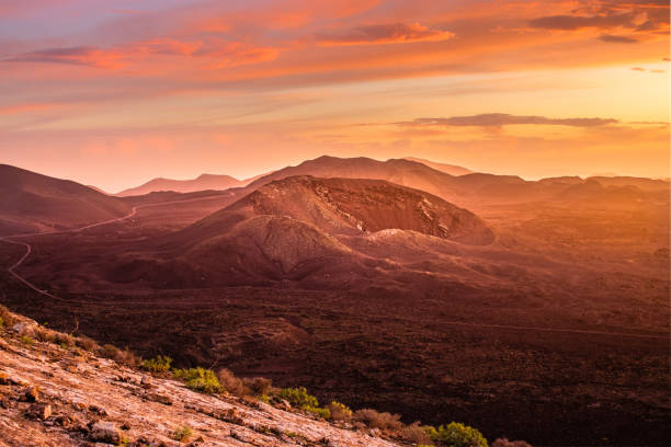 lanzarote - parque nacional de timanfaya fotografías e imágenes de stock