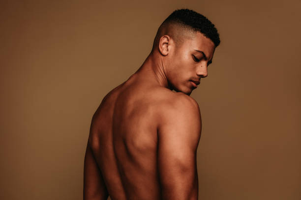 筋肉のアフリカ系アメリカ人男性の背面図の肖像画 - back rear view men muscular build ストックフォトと画像