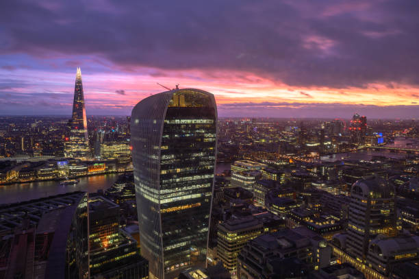 beau coucher de soleil au-dessus de londres - fenchurch street photos et images de collection