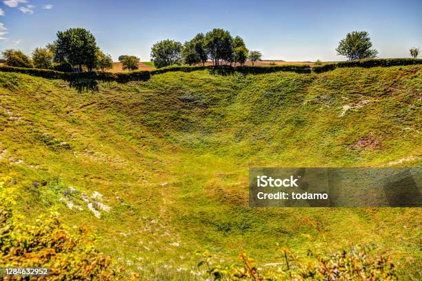 北フランスのソンム地方の地下爆発からのロッホナガル鉱山クレーター - ストックフォト・写真素材...