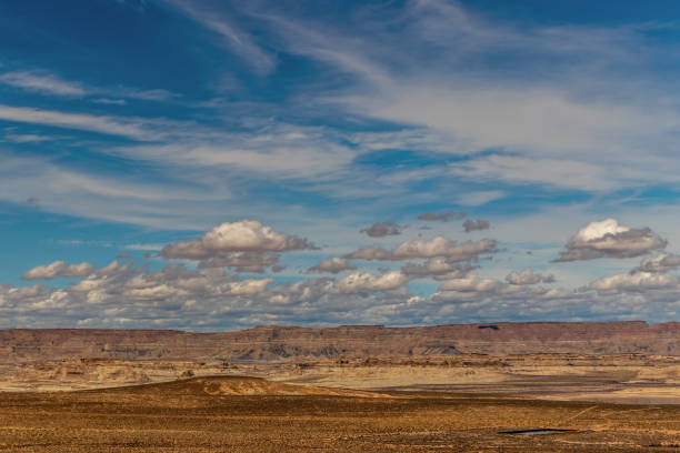 nubes por encima de la meseta en las colinas y el cielo azul azul azul sobre el desierto, mirador wahweap, page, az - small town america flash fotografías e imágenes de stock