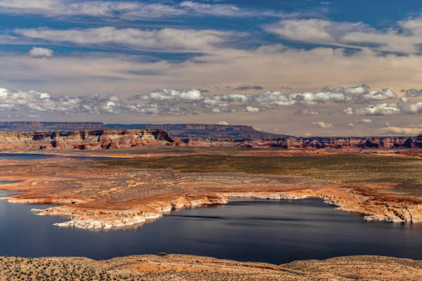 rocas de arenisca únicas que se cortan en millones de años de flujo de río, en patrones especiales, lookout wahweap, page, az - small town america flash fotografías e imágenes de stock