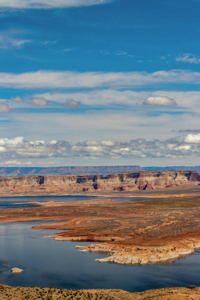 dominando el cielo azul azul azul y las nubes sobre el río, vigía wahweap, page, az - small town america flash fotografías e imágenes de stock