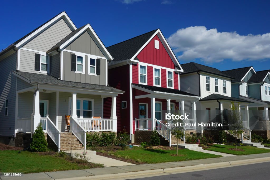Red and Gray Row Houses in Suburbia - Lizenzfrei Wohnhaus Stock-Foto