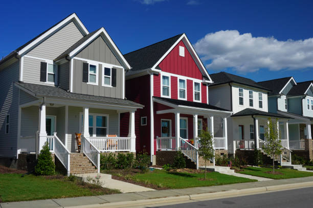 casas de fila roja y gris en suburbia - edificio residencial fotografías e imágenes de stock