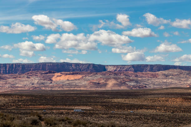 una caravana solitaria estacionada en el desierto entre las colinas, page, az - small town america flash fotografías e imágenes de stock