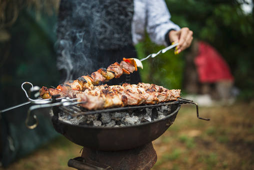 Close-up picture of a barbecue and some vegetables