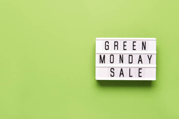 lightbox met groene maandag verkooptekst op groene documentachtergrond, exemplaarruimte - green friday stockfoto's en -beelden