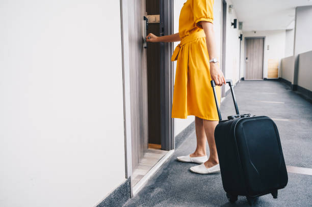 vista ritagliata della turista che tira i bagagli nella sua camera d'albergo dopo il check-in. - touristic destination foto e immagini stock