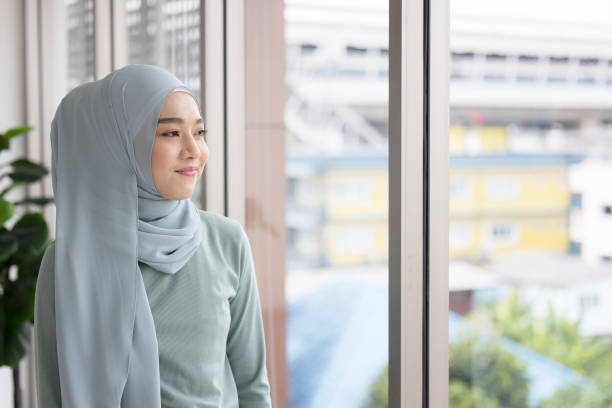 portret pewnej siebie muzułmańskiej dziewczyny w hidżabie - east asian ethnicity elegance lifestyles looking at camera zdjęcia i obrazy z banku zdjęć