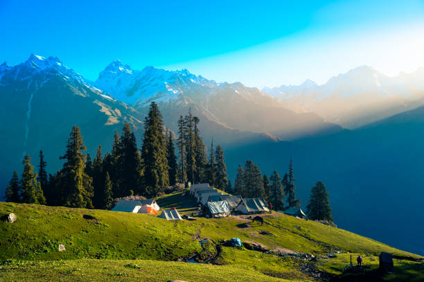 campingplatz auf der wunderschönen landschaft der himalaya-berge, kasol, parvati-tal, himachal pradesh, nordindien. - parvati stock-fotos und bilder