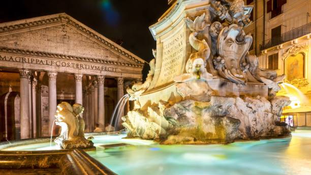 una larga exposición nocturna de la fontana del panteón en la piazza della rotonda, frente al emblemático panteón romano. - ancient rome rome fountain pantheon rome fotografías e imágenes de stock