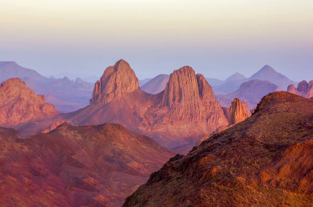 vue majestueuse des roches de hoggar - arid climate travel destinations canyon dawn photos et images de collection