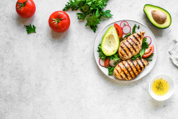 healthy lunch with chicken - chicken salad grilled chicken grilled imagens e fotografias de stock