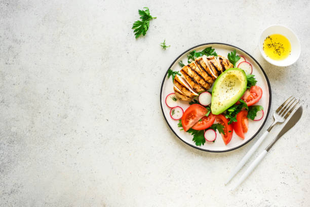 healthy lunch with chicken - chicken salad grilled chicken grilled imagens e fotografias de stock