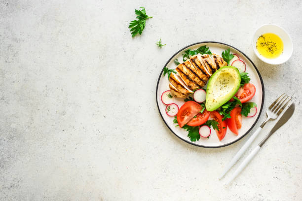 здоровый обед с курицей - grilled chicken salad salad dressing food стоковые фото и изображения
